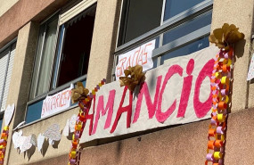 ep uno de los carteles con el nombre de amancio ortega colgado en el hogar de un vecino de galicia