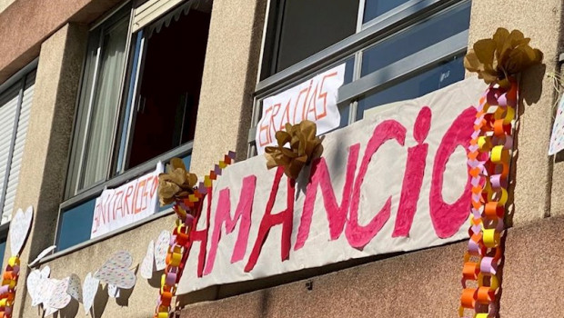 ep uno de los carteles con el nombre de amancio ortega colgado en el hogar de un vecino de galicia