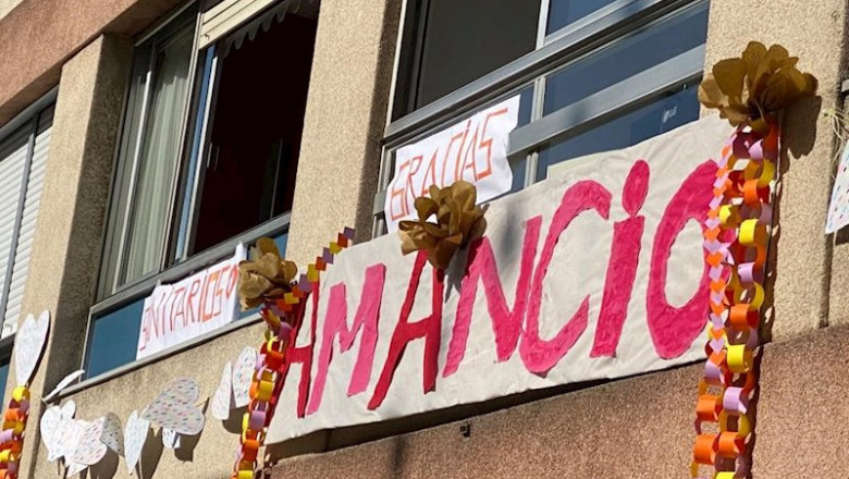Uno de los carteles con el nombre de Amancio Ortega colgado en el hogar de un vecino de Galicia como homenaje al empresario que ha donado más de 300.000 mascarillas para ayudar en la crisis del coronavirus, en Galicia (España), a 28 de marzo de 2020. | CEDIDA ep uno de los carteles con el nombre de amancio ortega colgado en el hogar de un vecino de galicia