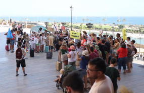 ep varias personas marchan desde la plaa de la porta pintada a la llotja de palma para protestar