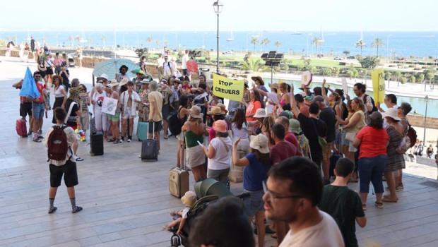 ep varias personas marchan desde la plaa de la porta pintada a la llotja de palma para protestar