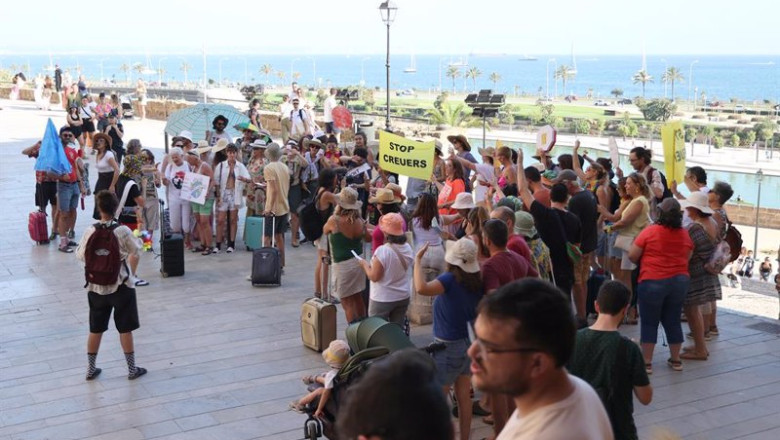ep varias personas marchan desde la plaa de la porta pintada a la llotja de palma para protestar ep varias personas marchan desde la plaa de la porta pintada a la llotja de palma para protestar