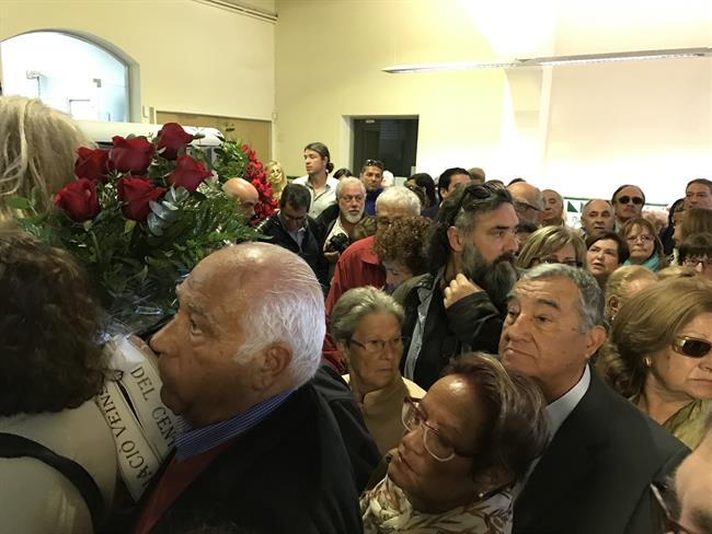 Visitantes al Ayuntamiento de Esplugues al exponerse las cenizas de Carme Chacón | EUROPA PRESS ep visitantesayuntamientoespluguesexponersecenizascarme chacon