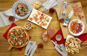 foto aperitivo con los productos de embutidos espaa foto aperitivo con los productos de embutidos espaa