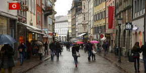 les gens marchent dans une rue commercante photo prise le 17 janvier 2015 a konstanz en l allemagne 