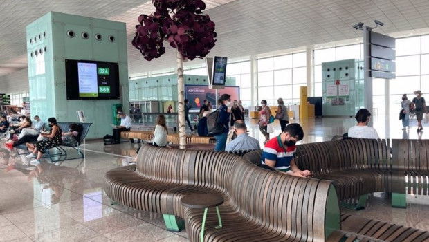 ep aena pone en marcha un proyecto piloto de mobiliario sostenible en el aeropuerto de barcelona