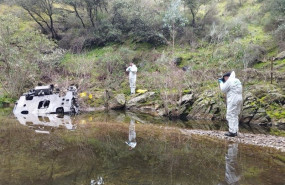 ep agentes de la guardia civil fotografian y toman evidencias de una pieza hallada en una arroyo en