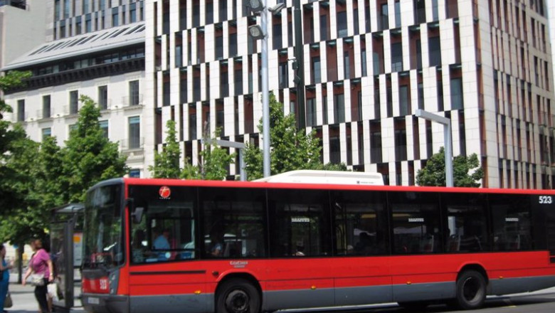 Archivo - Autobús urbano en una parada en la Plaza de España de Zaragoza | EUROPA PRESS - Archivo ep archivo autobus urbano en una parada en la plaza de espana de zaragoza
