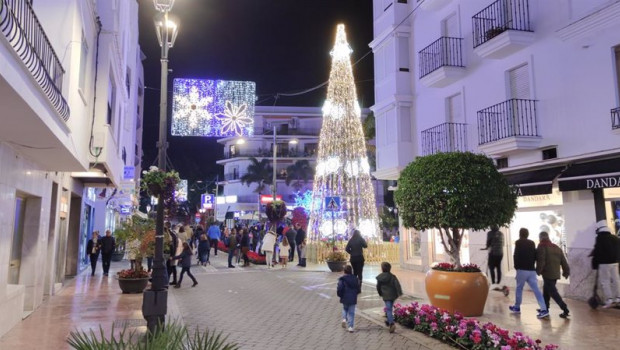 ep archivo   calle y comercios de estepona durante la navidad de 2021