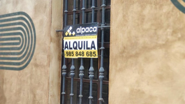 ep archivo   cartel de se alquila en una vivienda en alquiler en asturias