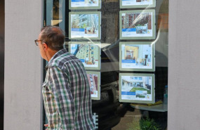 ep archivo   escaparate de una inmobiliaria 20251205091803