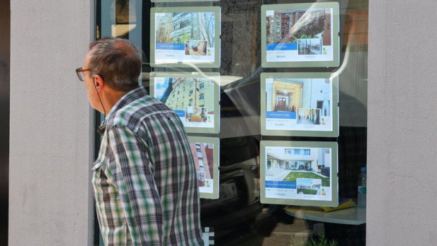 ep archivo   escaparate de una inmobiliaria 20251205091803