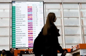 ep archivo   paneles informativos en la estacion de madrid   puerta de atocha   almudena grandes a