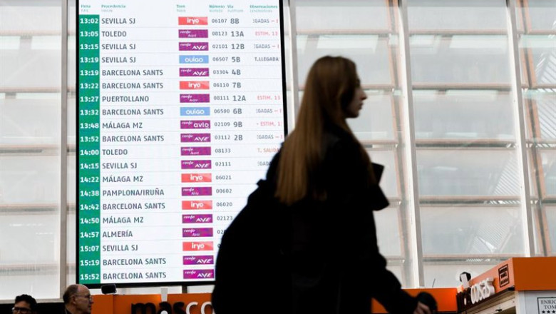 ep archivo   paneles informativos en la estacion de madrid   puerta de atocha   almudena grandes a