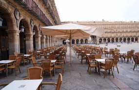 ep archivo   terraza vacia en la plaza mayor de salamanca durante el primer dia de confinamiento