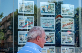 ep archivo un hombre camina frente a un escaparate de anuncios de viviendas en madrid espana ep archivo un hombre camina frente a un escaparate de anuncios de viviendas en madrid espana