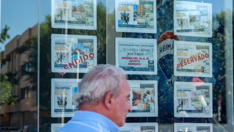 ep archivo   un hombre camina frente a un escaparate de anuncios de viviendas en madrid espana