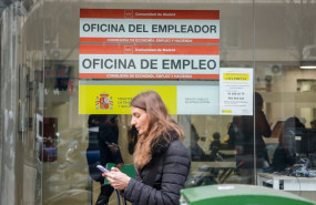 ep archivo   una mujer pasa junto a una oficina de empleo