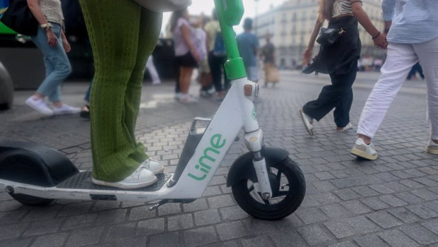 ep archivo   una persona circula en patinete electrico