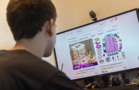 ep archivo   una persona realiza una busqueda en la plataforma de compras low cost shein