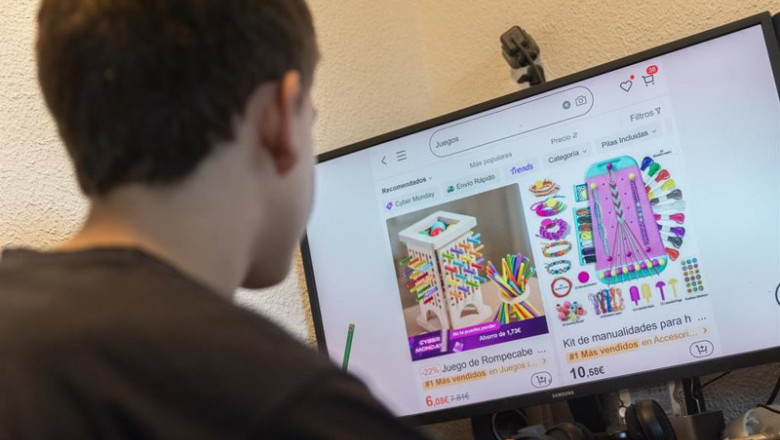 ep archivo   una persona realiza una busqueda en la plataforma de compras low cost shein