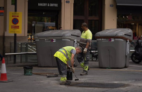 ep archivo   varios operarios asfaltan un tramo de carretera a 10 de mayo de 2023 en barcelona