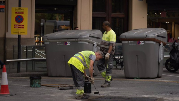 ep archivo   varios operarios asfaltan un tramo de carretera a 10 de mayo de 2023 en barcelona