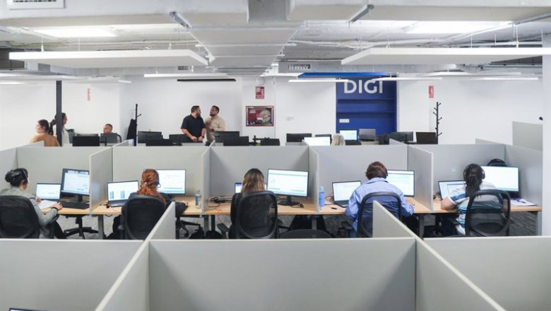ep archivo   varios trabajadores de atencion al cliente de digi durante el acto de inauguracion del