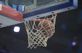 ep balon de baloncesto entrando a canasta