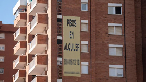 ep cartel de alquiler de viviendas en la fachada de un edificio a 31 de diciembre de 2022 en