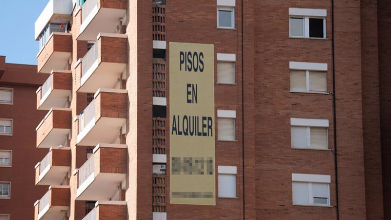 ep cartel de alquiler de viviendas en la fachada de un edificio a 31 de diciembre de 2022 en ep cartel de alquiler de viviendas en la fachada de un edificio a 31 de diciembre de 2022 en