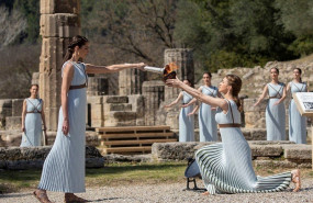 ep ceremonia de encendido de la antorcha olimpica en la antigua olimpia grecia