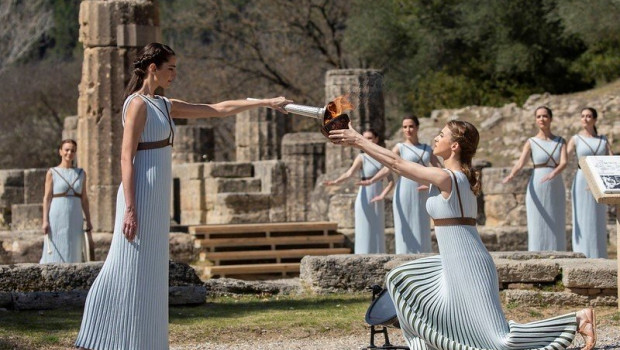 ep ceremonia de encendido de la antorcha olimpica en la antigua olimpia grecia