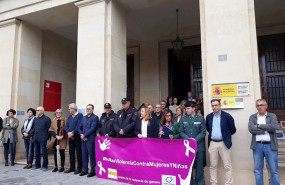 ep concentracion a las puertas de la subdelegacion en la plaza de la muntanyeta en repulsa por el