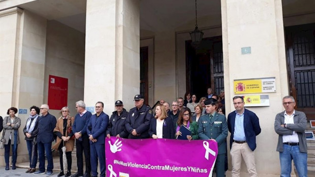 ep concentracion a las puertas de la subdelegacion en la plaza de la muntanyeta en repulsa por el