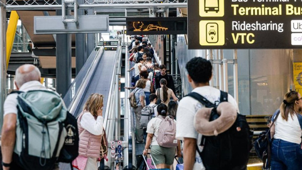 ep decenas de personas transitan por la t4 del aeropuerto adolfo suarez madrid barajas a 30 de