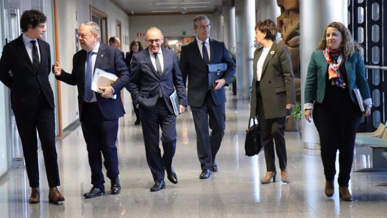 ep el consejero de economia junto al resto de representantes institucionales que han participado en ep el consejero de economia junto al resto de representantes institucionales que han participado en