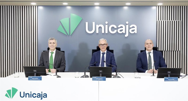 ep el director financiero de unicaja pablo gonzalez el consejero delegado isidro rubiales y el