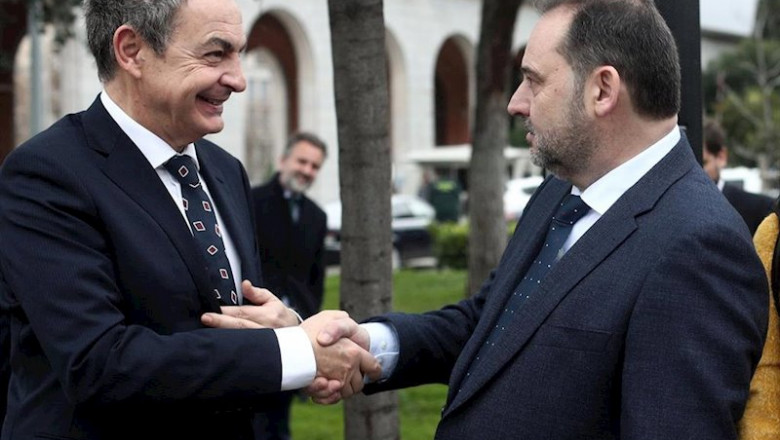 El expresidente del Gobierno, José Luis Rodríguez Zapatero (i) y el secretario de Organización del PSOE y ministro de Transportes, Movilidad y Agenda Urbana, José Luis Ábalos (d) se saludan durante la inauguración del Memorial en homenaje a los españoles | Eduardo Parra - Europa Press ep el expresidente del gobierno jose luis rodriguez zapatero i y el secretario de organizacion del