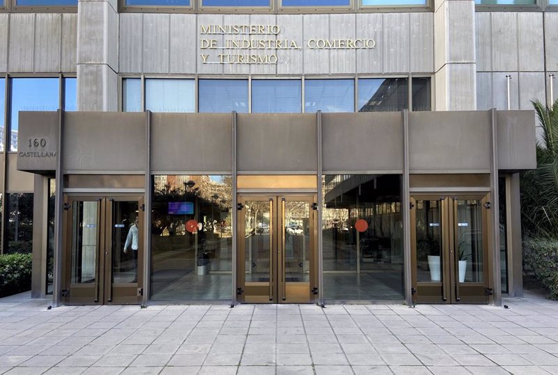 Los precios industriales moderan su caída interanual en septiembre hasta el 3,3%