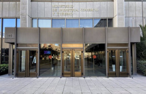 ep entrada al ministerio de industria comercio y turismo en madrid espana