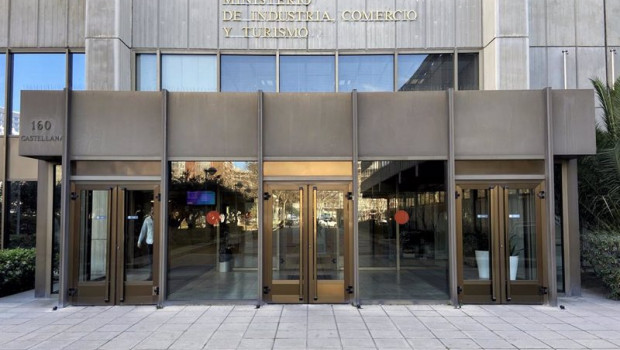 ep entrada al ministerio de industria comercio y turismo en madrid espana