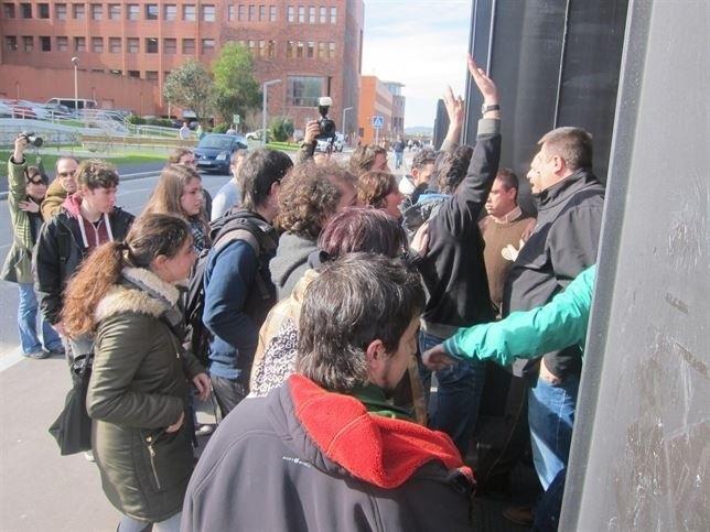 Escrache a Diego en la UC, antes de intervenir en un foro del CEUC | EUROPA PRESS ep escrachediegola uc antesintervenirun foroceuc