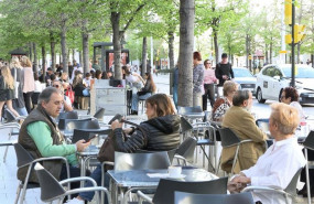 ep gente en una terraza