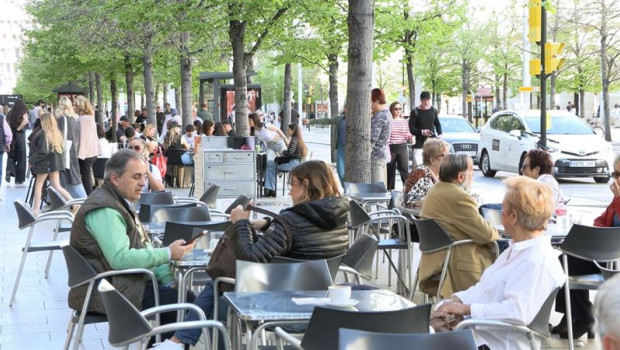 ep gente en una terraza