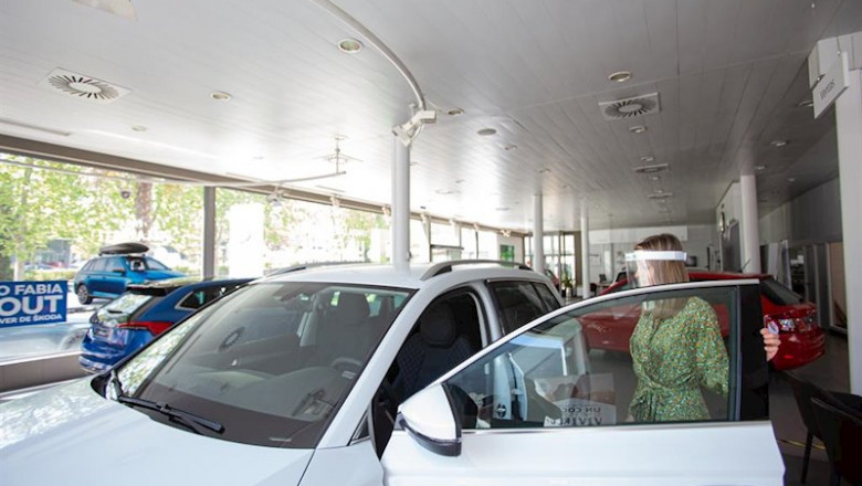 ep imagen del interior de un concesionario de vehiculos