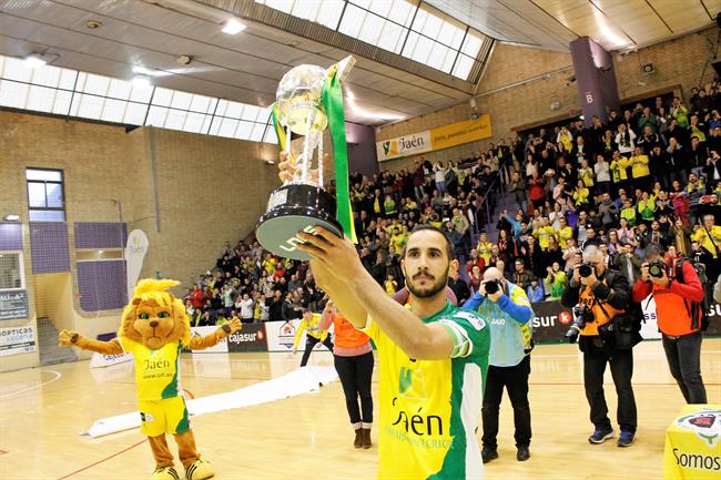 El Jaén Paraíso Interior brinda la Copa de España a su afición en La Salobreja | PEDRO JESÚS CHAVES ep jaen paraiso interior brindacopaespanasu aficionla salobreja