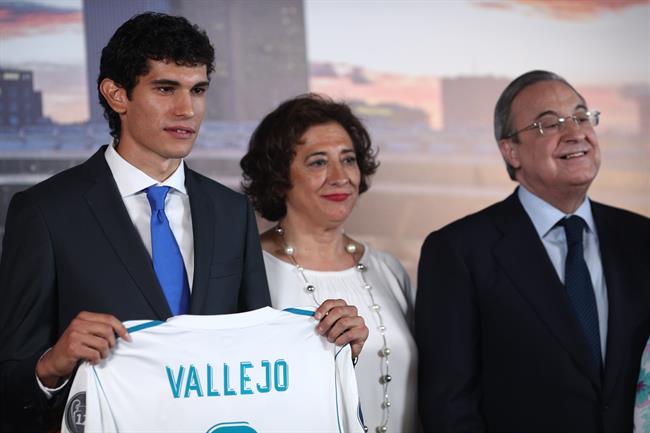 El jugador Jesús Vallejo, presentado por Florentino Pérez en el Bernabéu | EUROPA PRESS ep jugador jesus vallejo presentadoflorentino perezbernabeu