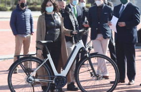 ep la presidenta de la comunidad de madrid isabel diaz ayuso sostiene una bicicleta