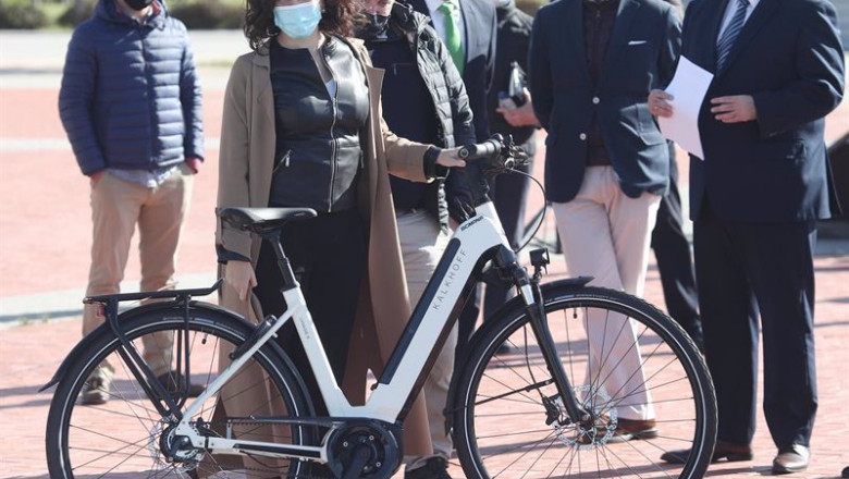 ep la presidenta de la comunidad de madrid isabel diaz ayuso sostiene una bicicleta ep la presidenta de la comunidad de madrid isabel diaz ayuso sostiene una bicicleta